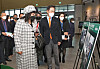 Zenani Nosizwe Dlamini, ambassador of South Africa to Korea, left, and Jung Jang-seon, mayor of Pyeongtaek, examine photos of South African pilots taken during the 1950-53 Korean War at Baedari Library in Pyeongtaek, Gyeonggi, on Tuesday. The photo exhibition is part of South African Culture Week, which kicked off at the library on Tuesday. [PARK SANG-MOON]