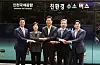 From left, SK E&S CEO Choo Hyeong-wook, Han Wha-jin, minister of environment, Seoul Mayor Oh Se-hoon, Hyundai Motor CEO Chang Jae-hoon, and Tmap Mobility CEO Lee Jong-ho pose for a photo with Hyundai's hydrogen bus Wednesday. [HYUNDAI MOTOR]