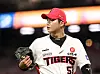The Kia Tigers' Kim Ki-hoon heads to the dugout during a game between the Kia Tigers and LG Twins at Gwangju-Kia Champions Field in Gwangju on Oct. 6. [YONHAP]