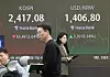 A screen in Hana Bank's trading room in central Seoul shows the Kospi closing at 2,417.08 points on Wednesday, down 2.64 percent, or 65.49 points, from the previous trading session. [YONHAP]