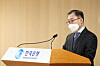 Song Jae-chang, head of monetary and financial statistics team at the Bank of Korea, speaks at an online press event held Tuesday morning. [NEWS1]