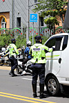 Police conduct a DUI stop in front of an elementary school in Jeju on Thursday. The police are conducting special DUI stops through May, especially near school zones. The death of nine-year-old girl Bae Seung-ah after she was hit by a drunk driver in a school zone on April 8 prompted nationwide outrage. Her dead followed the death of another nine-year-old child in a drunk driving accident in Gangnam, southern Seoul, last December. [NEWS1]