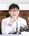 Byun Hee-soo, a former South Korean soldier forcibly discharged after a sex reassignment operation, attends a press conference in Seoul over her legal fight on Tuesday. [YONHAP]