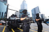 Police commandos and their armored vehicle guard the area near Gangnam Station in southern Seoul on Sunday. Police dispatched additional officers near subway stations and department stores over the weekend amid a flurry of online threats of more stabbings in public spaces. [YONHAP]