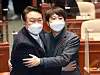 People Power Party (PPP) presidential candidate Yoon Suk-yeol, left, and PPP chief Lee Jun-seok embrace after a surprise reconciliation at the National Assembly in western Seoul Thursday evening. [NEWS1]