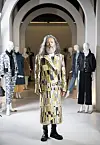 Lie Sang Bong reinterprated the Austrian symbolist painter Gustav Klimt’s (1862-1918) oil painting “The Kiss” (1907-08) in his 2023 Fall/Winter collection, shown here worn by a model. [JOONGANG SUNDAY]