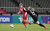 Ji So-yun, left, dribbles past the New Zealand defense in a friendly on Nov. 30 at Goyang Stadium in Gyeonggi. [YONHAP]