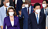 U.S. House Speaker Nancy Pelosi and National Assembly Speaker Kim Jin-pyo walk into the National Assembly building in Yeouido, western Seoul, Thursday. [NEWS1]