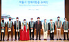 Nine foreign nationals, including Justin John Harvey, fifth from left, pose with Seoul mayor Oh Se-hoon after receiving honorary citizenships at the 2021 Seoul Honorary Citizenship Ceremony in Seoul City Hall, central Seoul, Wednesday. [YONHAP]