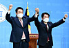 Yoon Suk-yeol, left, presidential candidate for the main opposition People Power Party, and Ahn Cheol-soo of the People's Party, announce an electoral alliance at the National Assembly in western Seoul on March 3. [NEWS1]