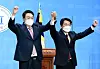 Yoon Suk-yeol, left, presidential candidate for the main opposition People Power Party, and Ahn Cheol-soo of the People's Party, announce an electoral alliance at the National Assembly in western Seoul on March 3. [NEWS1]