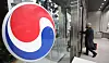 An employee enters Hanjin KAL headquarters in Jung District, central Seoul. [NEWS1]