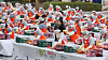 Employees of Lotte Group affiliates and civic groups make kimchi at Sajik Baseball Stadium in Busan on Tuesday. [YONHAP]