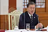 President Moon Jae-in on Thursday urges Protestant leaders to cooperate with the government's preventive measures to contain the coronavirus outbreak. [YONHAP]