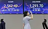 Screens in Hana Bank's trading room in central Seoul show the Kospi closing at 2,562.49 points on Tuesday, up 1.66 percent, or 41.79 points, from the previous trading session. [YONHAP]