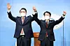 Yoon Suk-yeol, left, presidential candidate for the main opposition People Power Party, and Ahn Cheol-soo of the minor opposition People's Party, hold a joint press conference at the National Assembly in western Seoul Thursday. After agreeing on an electoral alliance in an overnight meeting, Ahn announced he would back Yoon as the unified opposition candidate. [JOINT PRESS CORPS]