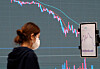A chart on mobile cryptocurrency exchange app shows the plunging price of cryptocurrencies on Thursday. [NEWS1]