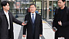 Former journalist Kim Man-bae makes a statement in front of the Suwon District Court in Gyeonggi on Wednesday after the court sentenced him to 30 months in prison. [YONHAP]