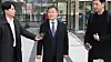 Former journalist Kim Man-bae makes a statement in front of the Suwon District Court in Gyeonggi on Wednesday after the court sentenced him to 30 months in prison. [YONHAP]