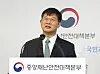 Lee Gi-il, the public health policies director of the Health and Welfare Ministry, holds a media briefing on Thursday at the government complex in Sejong. [YONHAP]