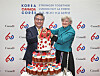 Foreign Minister Park Jin, left, and Chargee d'affaires of Canada to Korea Tamara Mawhinney celebrate the 60th anniversary of Korea-Canada relations at the Canadian Embassy in Seoul on Thursday. [PARK SANG-MOON]