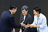 Jang Sang-Yoon, left, senior presidential secretary for social policy, shakes hands with Ha Eun-jin, a neurology professor at Seoul National University Hospital, after ending a public debate in central Seoul on Thursday. The person in the center is Kang Hee-gyung, a pediatric professor and head of the emergency response committee representing faculty at Seoul National University's College of Medicine. [YONHAP]