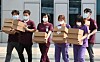 Medical professionals at the Seoul Medical Center head back to work after receiving gift boxes full of food on Tuesday. The Seoul Bus Association sent boxes of food bought from traditional markets to thank medical professionals working in the hot weather on the front lines of the fight against the coronavirus pandemic. [YONHAP]
