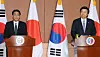 Former Japanese Foreign Minister Fumio Kishida, left, holds a press conference after meeting with his counterpart Yun Byung-se to address the wartime sexual slavery issue in 2015. Kishida was elected prime minister in Japan last week. [SHIN IN-SEOP]