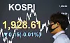 The screen in the dealing room of Hana Bank in Jung-district, central Seoul shows the benchmark Kospi for May 7. [YONHAP]