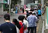 People line up at a Covid-19 testing site in Guro District, western Seoul, Thursday, where eight people from the same apartment building tested positive for the virus. [YONHAP]