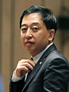 Keum Tae-sup attends a general assembly of lawmakers of the ruling Democratic Party on Feb. 18. The party recently punished Keum, now a former lawmaker, for abstaining from voting on a bill to establish a new investigation agency for senior public servants instead of supporting it.  [YONHAP]