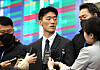 Chun Woo-won, grandson of former president Chun Doo Hwan, is arrested by police at Incheon International Airport on Tuesday morning. [JOONGANG ILBO]