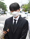 Former iKON member B.I., whose real name is Kim Han-bin, 25, walks into the Seoul Central District Court in southern Seoul, on Friday to attend his trial for illegal drug use. [JOONGANG ILBO]