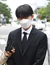 Former iKON member B.I., whose real name is Kim Han-bin, 25, walks into the Seoul Central District Court in southern Seoul, on Friday to attend his trial for illegal drug use. [JOONGANG ILBO]