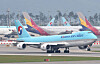 Korean Air and Asiana Airlines planes parked at Incheon International Airport. [YONHAP]