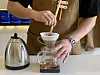 The manager at Dukes Coffee Korea makes coffee at the roasting company's showroom in Mapo District, western Seoul. [LEE JIAN]