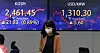 A screen in Hana Bank's trading room in central Seoul shows the Kospi closing at 2,461.45 points on Wednesday, up 21.83 points, or 0.89 percent, from the previous trading day. [YONHAP]