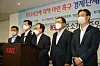 Representatives of five business lobbying groups call for the postponement of the 52-hour workweek for small companies on Monday at the office of KBIZ in Yeouido, western Seoul. [KBIZ]