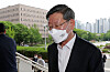 Vice Minister of Justice Lee Yong-gu on Tuesday enters the Ministry of Justice building.  [NEWS1]