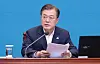 President Moon Jae-in hosts a meeting with senior presidential secretaries on Monday at the Blue House. [YONHAP]