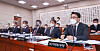 CIO chief Kim Jin-wook, right, answers lawmakers' questions at a meeting of the National Assembly's Judiciary and Legislation committee in Yeouido, southern Seoul on Monday. [YONHAP]
