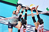 Kang So-hwi of GS Caltex Seoul Kixx, left, attacks against Pepper Savings Bank AI Peppers on Sunday at Jangchung Gymnasium in central Seoul. [YONHAP]