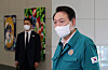 President Yoon Suk-yeol answers reporters' questions at the Yongsan presidential office Wednesday. [YONHAP]