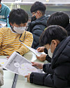Students at an elementary school in Busan plan out their schedule for the winter break on Tuesday. With now 10 days left on this year's calendar, some schools are already out and high school seniors are graduating. [NEWS1]