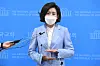 Na Kyung-won, former four-term lawmaker, talks to the press Thursday after announcing her bid to run in the People Power Party's chairmanship race. The party will elect its new chairman on June 11. [YONHAP]