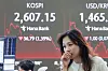 A screen in Hana Bank's trading room in central Seoul shows the Kospi closing at 2,607.15 points on March 27, down 36.79 points, or 1.39 percent, from the previous trading session. [NEWS1]