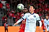 Bordeaux's Hwang Ui-jo, right, fights for the ball with Brest's Jean-Kevin Duverne during a game at Stade Francis-Le Ble in Brest, France on May 21. [AFP/YONHAP]