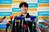 Hwang Sun-woo talks to reporters at Incheon International Airport ahead of his depatrue to Australia on Wednesday. [NEWS1]