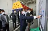 Environment Vice Minister Hong Jeong-kee, second from right, attends the opening of a hydrogen gas charging station in Gangdong, eastern Seoul, on Tuesday. The hydrogen gas station is a collaboration between Hyundai Motor and the refiner GS Caltex. The Moon Jae-in government recently announced its Korean New Deal, which includes a strong push for green projects including raising the number of hydrogen cars to 200,000 by 2025. [YONHAP]