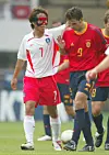 Kim Tae-young, left, talks to Fernando Morientes of Spain during a World Cup quarterfinals game between Korea and Spain at Gwangju World Cup Stadium in Gwangju on June 23, 2002. [YONHAP]